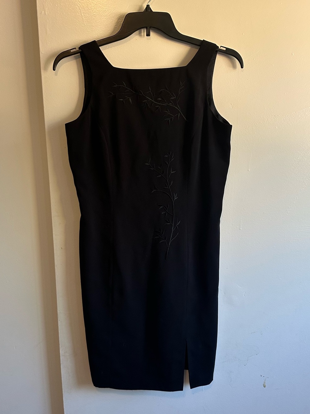 Classic Black Sleeveless Midi Sheath Dress with Subtle Embroidered Detail
